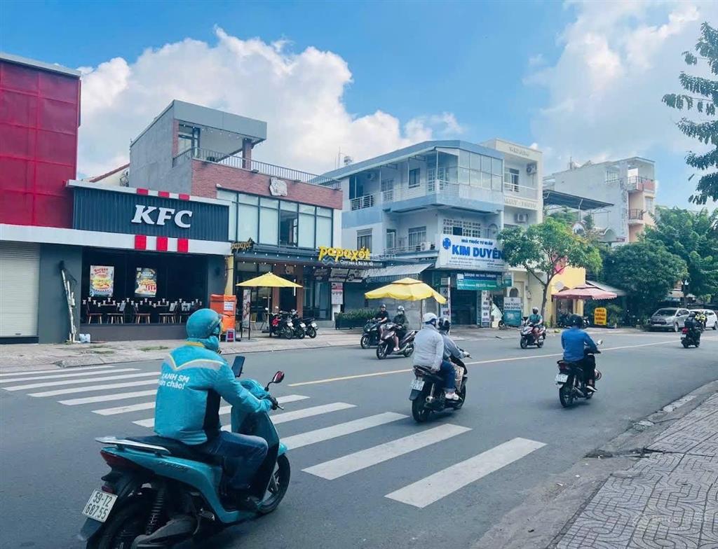 Bán nhà hẻm 5m đường tân sơn nhì, quận tân phú, dt 4x15m  đúc 3 tầng, nhà mới ở ngay