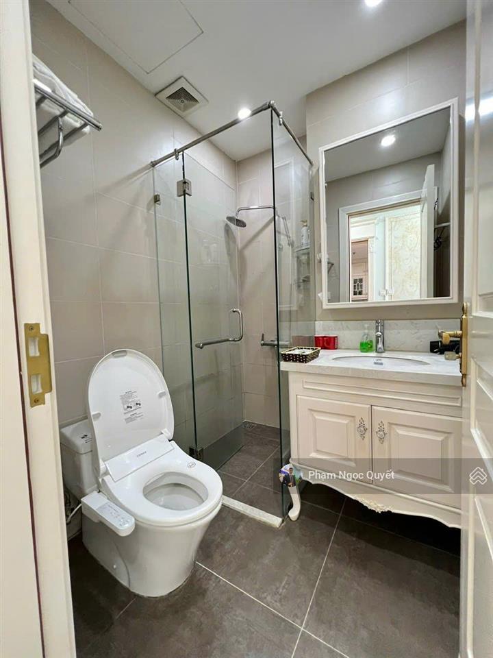 Chính chủ cho thuê căn 71m2 2pn +2wc tầng trung full nội thất cho thuê 18tr/m2 cc royal city