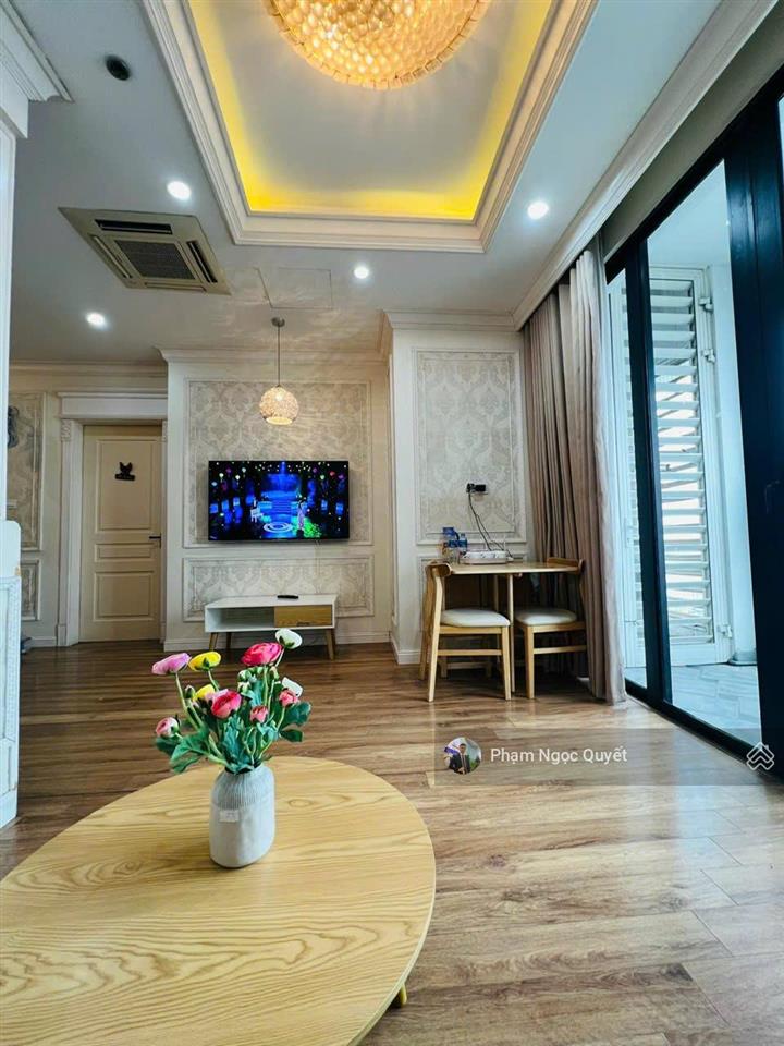 Chính chủ cho thuê căn 71m2 2pn +2wc tầng trung full nội thất cho thuê 18tr/m2 cc royal city