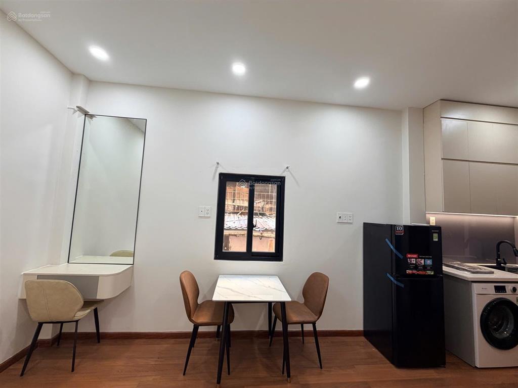 Cho thuê căn hộ full nội thất cửa sổ lớn mặt tiền an dương vương có thang máy quận 5