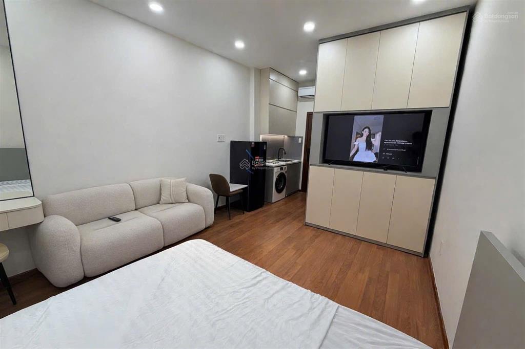 Cho thuê căn hộ full nội thất cửa sổ lớn mặt tiền an dương vương có thang máy quận 5