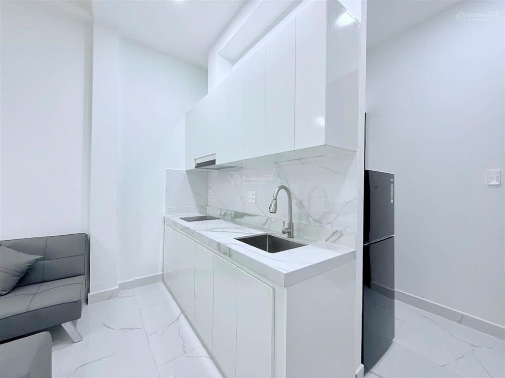 Cho thuê căn hộ ban công full nội thất có thang máy mặt tiền quận 4