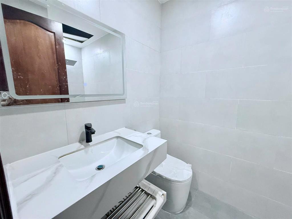 Cho thuê căn hộ ban công full nội thất có thang máy mặt tiền quận 4
