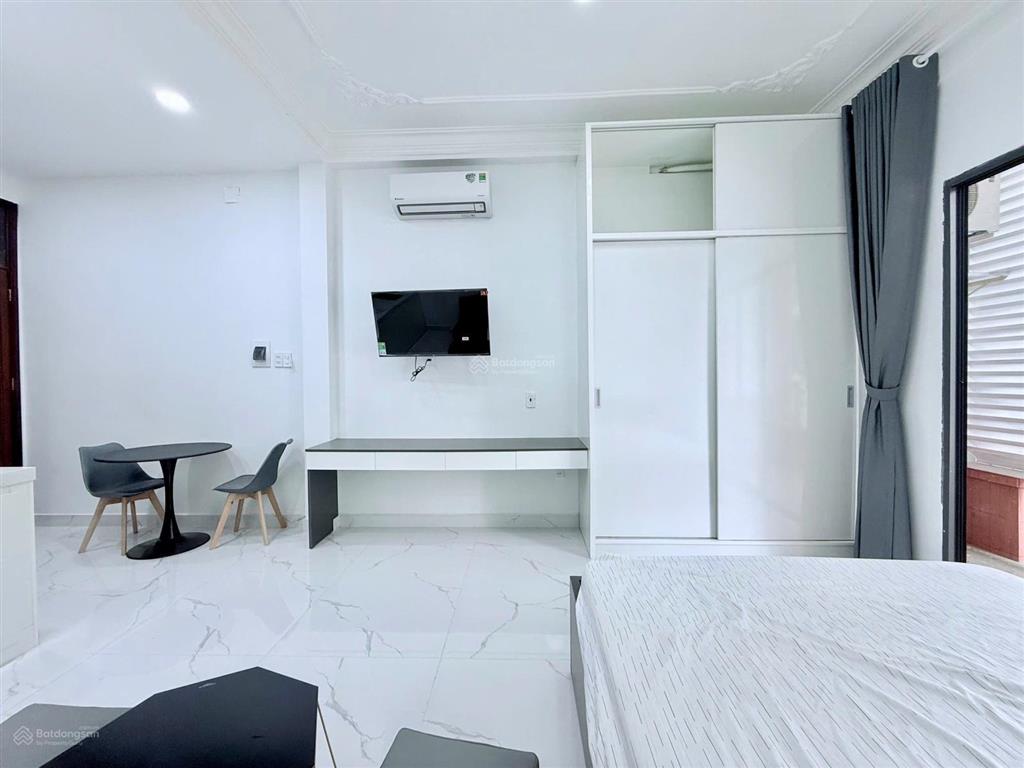 Cho thuê căn hộ ban công full nội thất có thang máy mặt tiền quận 4
