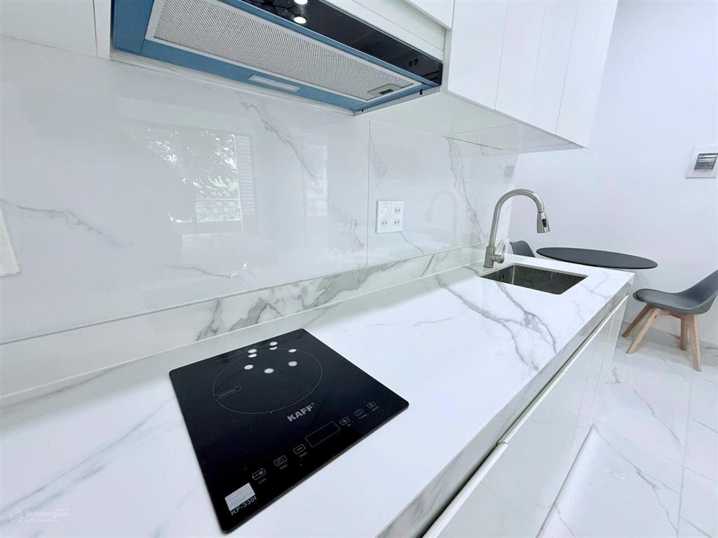 Cho thuê căn hộ ban công full nội thất có thang máy mặt tiền quận 4