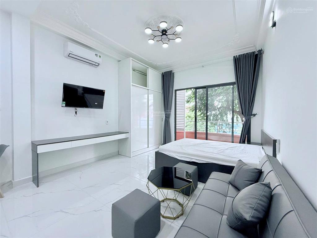 Cho thuê căn hộ ban công full nội thất có thang máy mặt tiền quận 4