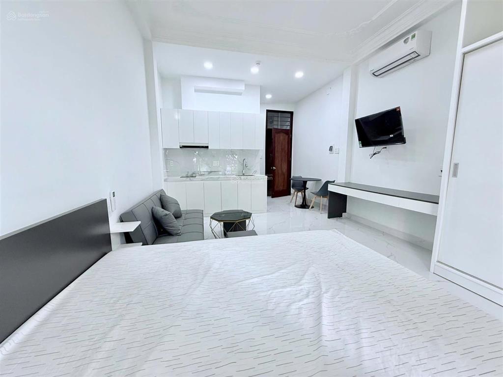Cho thuê căn hộ ban công full nội thất có thang máy mặt tiền quận 4