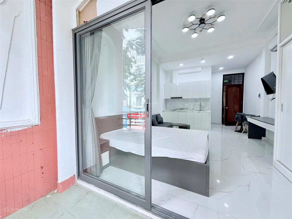 Cho thuê căn hộ ban công full nội thất có thang máy mặt tiền quận 4