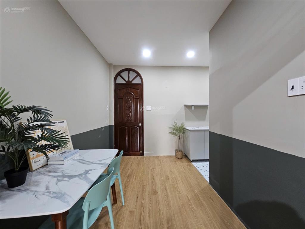 Cho thuê căn hộ 1 phòng ngủ ban công full nội thất mặt tiền đường quận 4