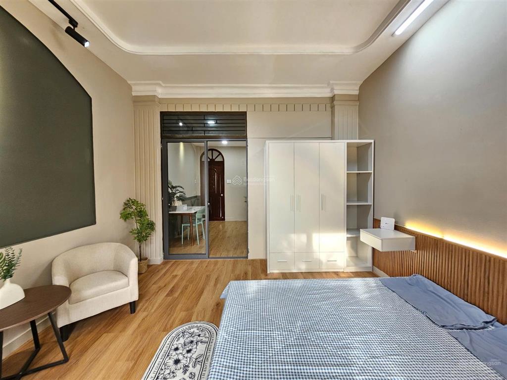 Cho thuê căn hộ 1 phòng ngủ ban công full nội thất mặt tiền đường quận 4