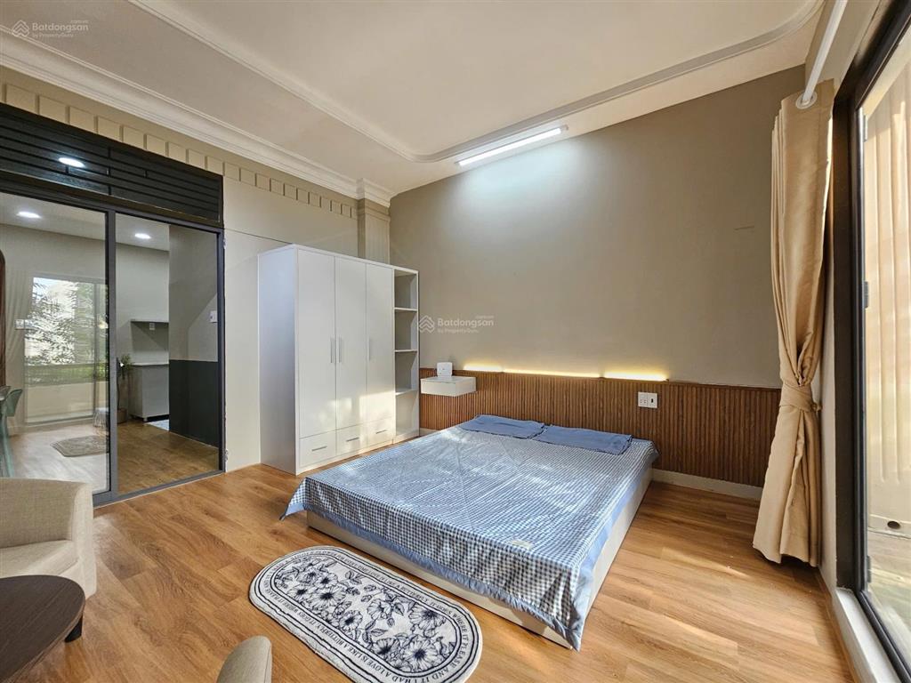Cho thuê căn hộ 1 phòng ngủ ban công full nội thất mặt tiền đường quận 4
