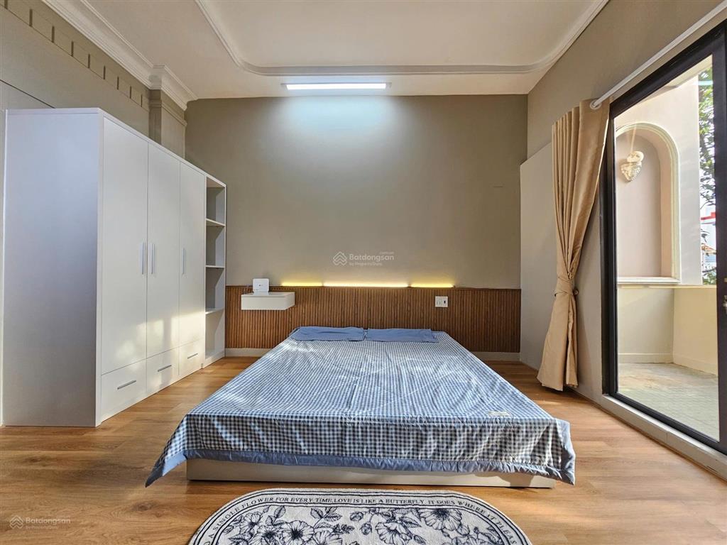 Cho thuê căn hộ 1 phòng ngủ ban công full nội thất mặt tiền đường quận 4