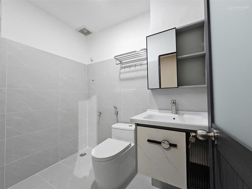 Cho thuê căn hộ 1 phòng ngủ ban công full nội thất mặt tiền đường quận 4