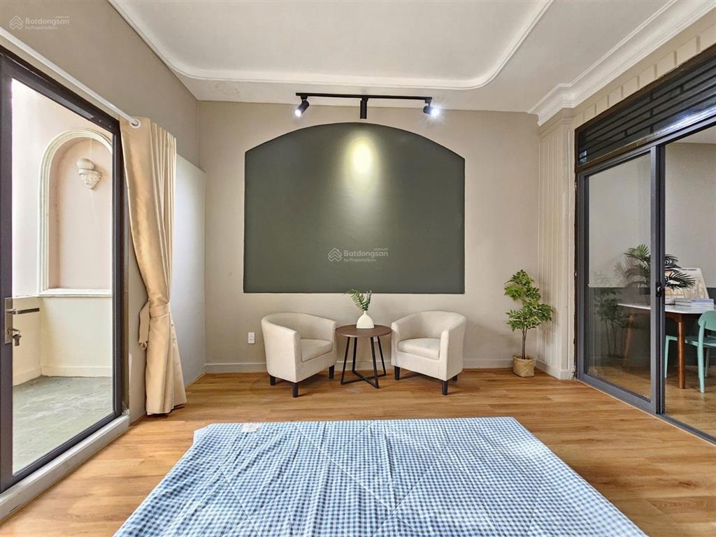 Cho thuê căn hộ 1 phòng ngủ ban công full nội thất mặt tiền đường quận 4