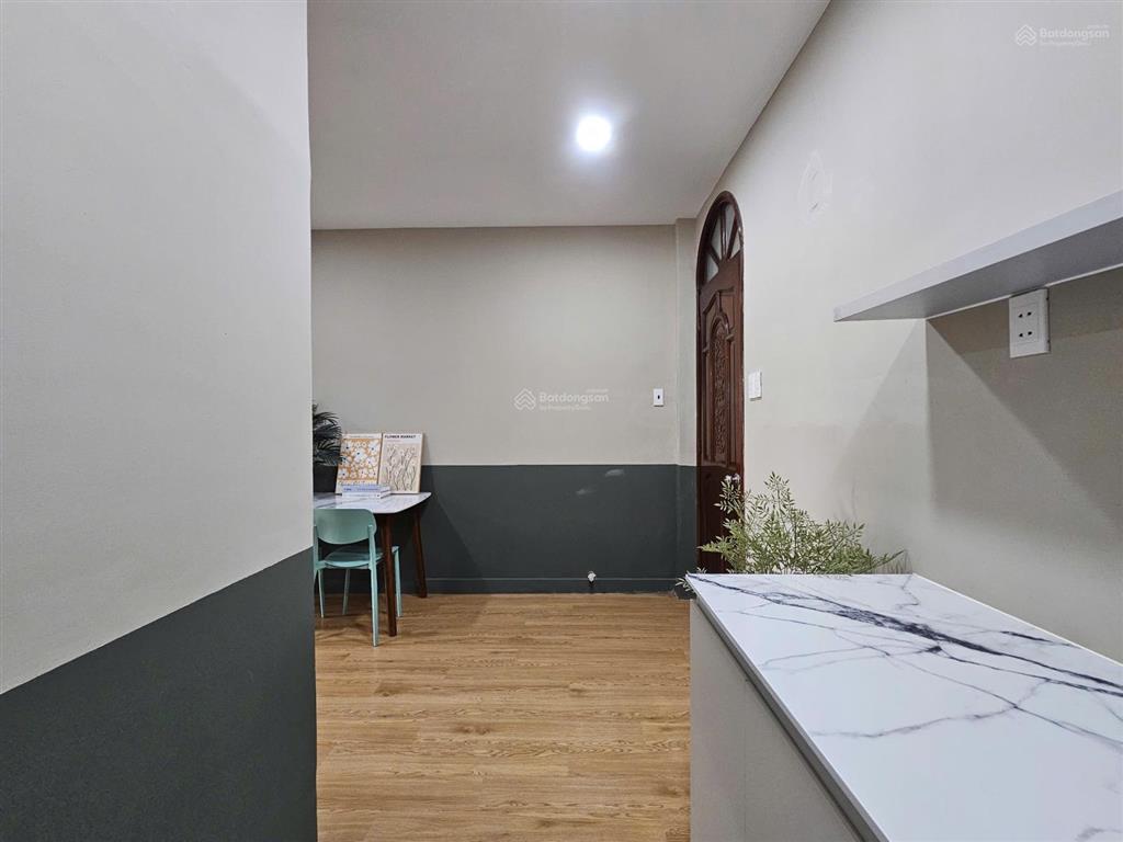 Cho thuê căn hộ 1 phòng ngủ ban công full nội thất mặt tiền đường quận 4