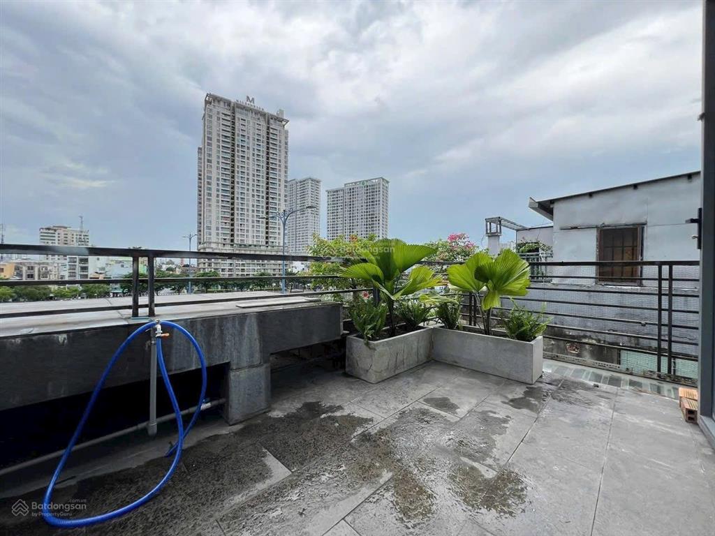 Cho thuê căn hộ ban công full nội thất view sông thoáng mát quận 1