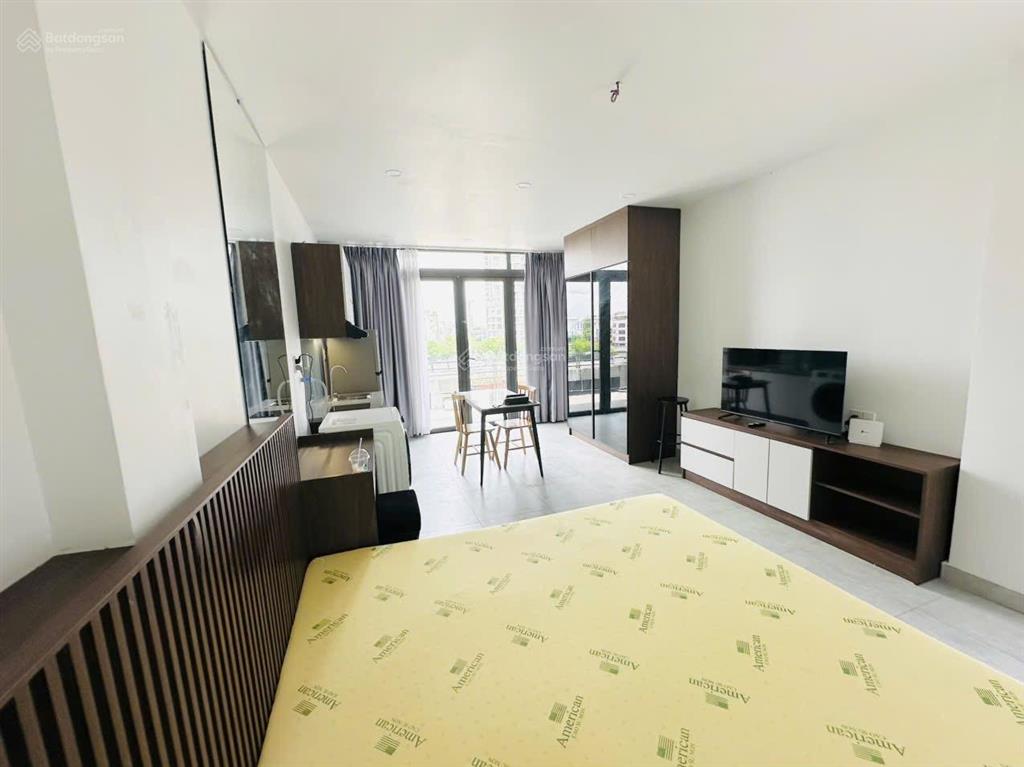 Cho thuê căn hộ ban công full nội thất view sông thoáng mát quận 1