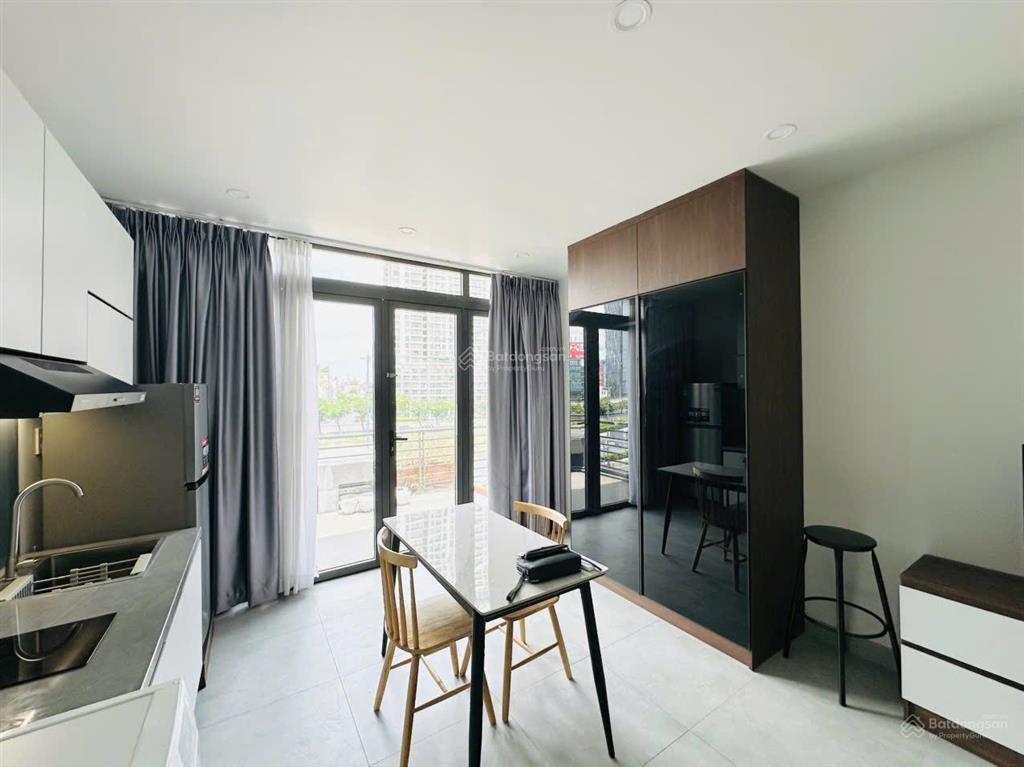 Cho thuê căn hộ ban công full nội thất view sông thoáng mát quận 1