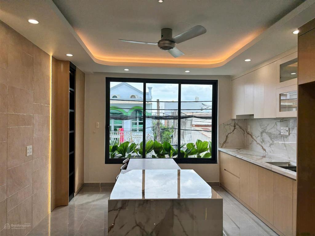 Nhà mặt tiền thạnh lộc 31, lửng 3 lầu (4x13)m có thang máy