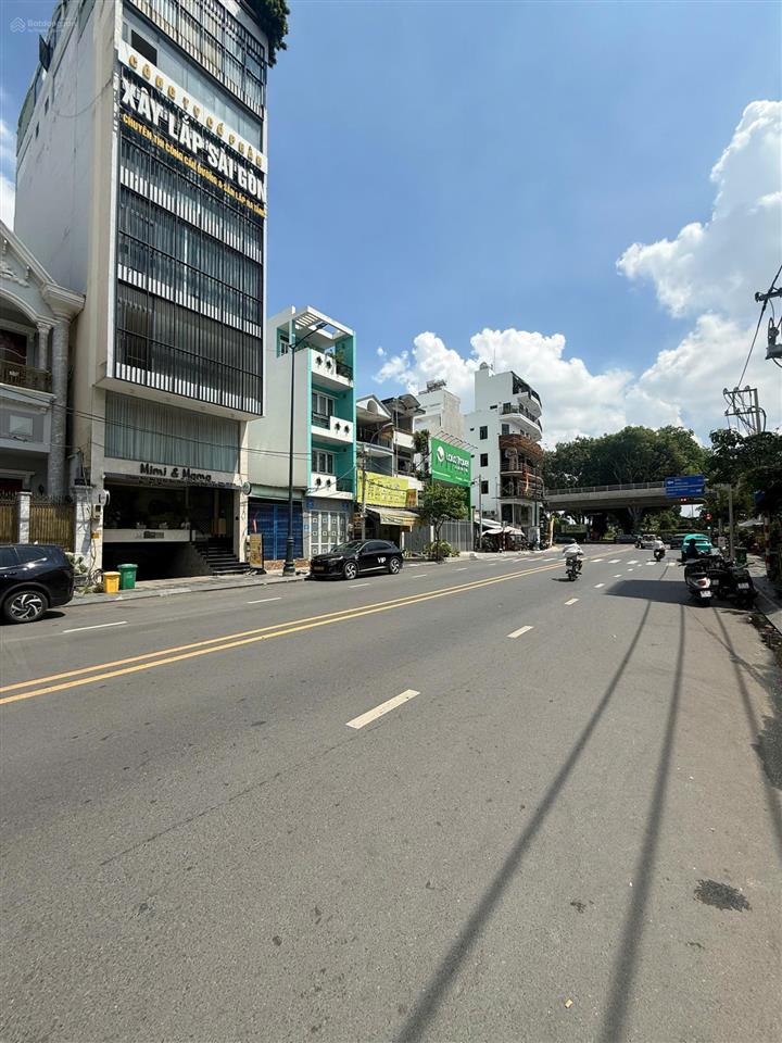 Cần bán tòa building đẹp hiếm có ngay sân bay, dt 8 x 20  hầm 7 lầu  hđt 160  giá 42,5 tỷ