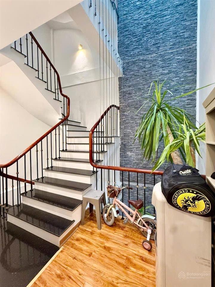 Nhà dân! hoàng cầu, 58m², mặt tiền gần 5m, 5 tầng, 4pn, 2 thoáng, ô tô tránh, vỉa hè, kd. không qh