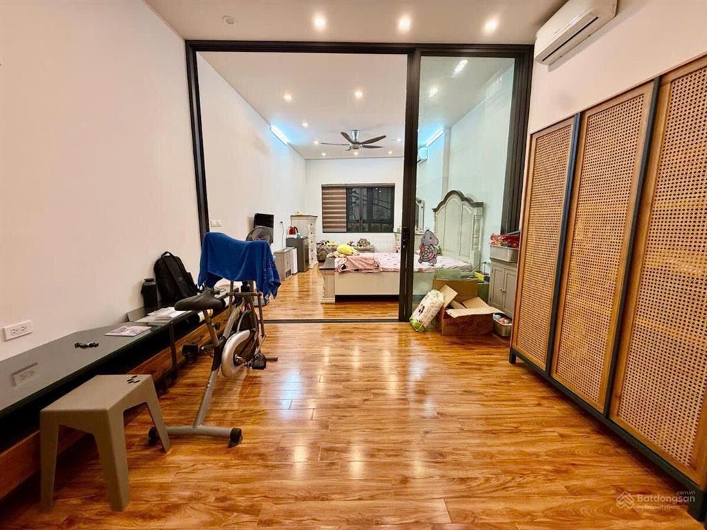 Nhà dân! hoàng cầu, 58m², mặt tiền gần 5m, 5 tầng, 4pn, 2 thoáng, ô tô tránh, vỉa hè, kd. không qh