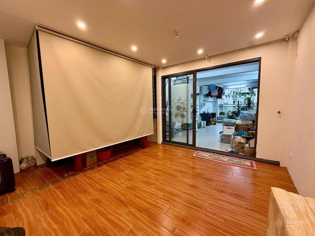 Nhà dân! hoàng cầu, 58m², mặt tiền gần 5m, 5 tầng, 4pn, 2 thoáng, ô tô tránh, vỉa hè, kd. không qh