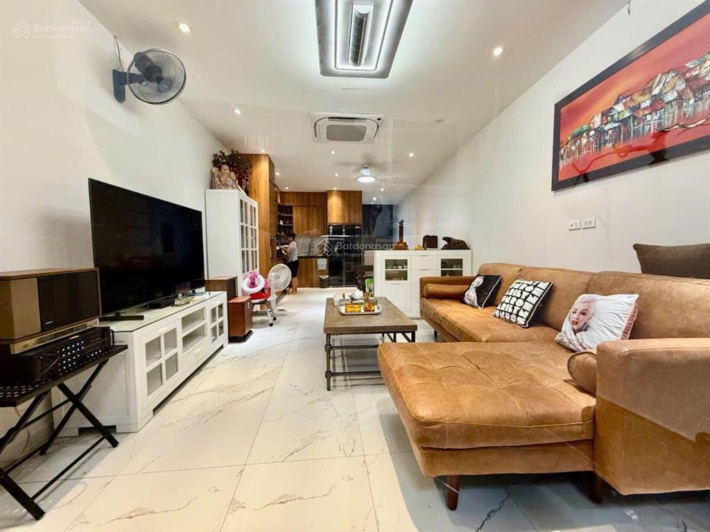 Nhà dân! hoàng cầu, 58m², mặt tiền gần 5m, 5 tầng, 4pn, 2 thoáng, ô tô tránh, vỉa hè, kd. không qh