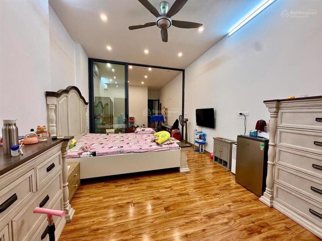 Nhà dân! hoàng cầu, 58m², mặt tiền gần 5m, 5 tầng, 4pn, 2 thoáng, ô tô tránh, vỉa hè, kd. không qh