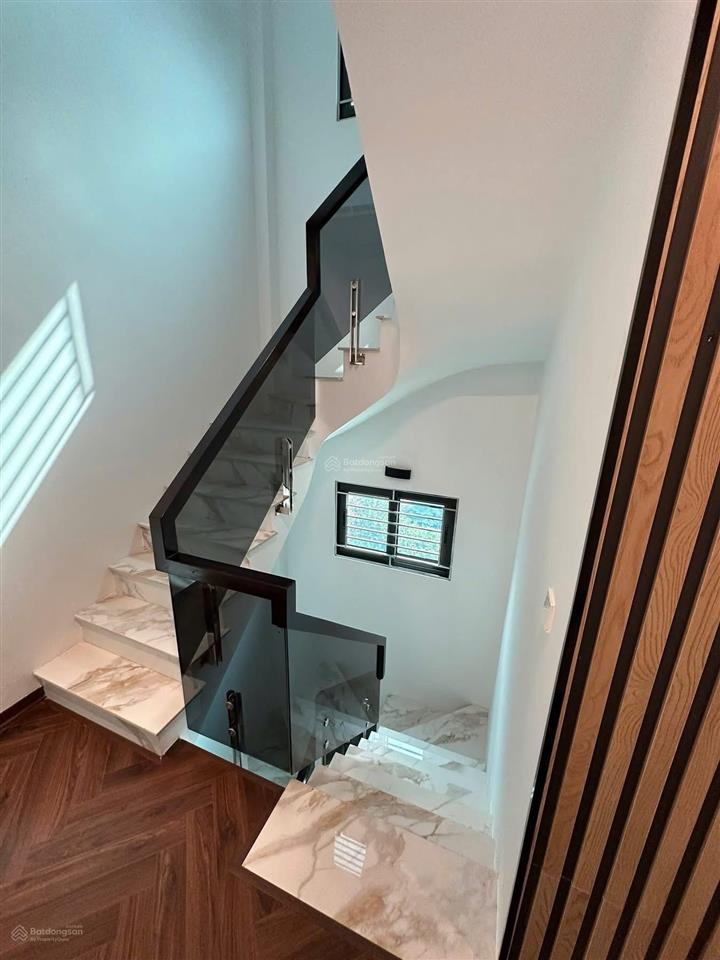 18 tỷ có nhà tại nguyên hồng, phân lô, dt 63m*6t, gara, thang máy, 2 thoáng, gần phố, ở và kd