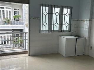 Cho thuê phòng ban công, tủ lạnh, gần ngã tư bốn xã, máy lạnh