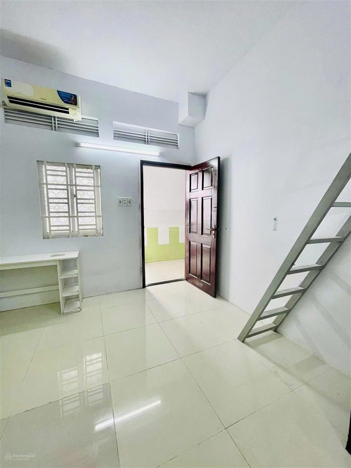 Cho thuê phòng gác, ban công chung, đủ nội thất, sát sân bay, nhà xe rộng, tiện lên bình thạnh