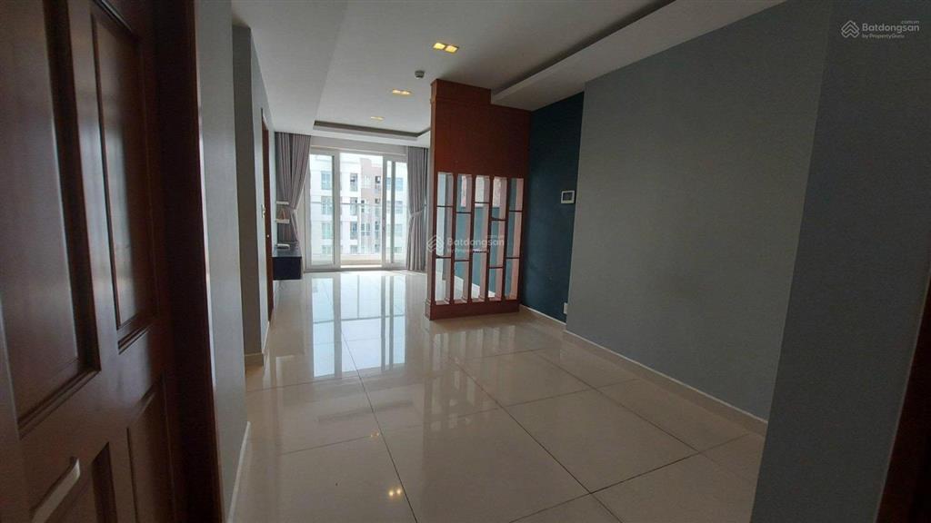 Bán gấp căn hộ sky center, 74m2, 2pn, 2wc, lầu cao, view hồ bơi, giá 5 tỷ 700 triệu,  0976 028 ***