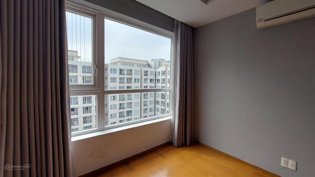 Bán gấp căn hộ sky center, 74m2, 2pn, 2wc, lầu cao, view hồ bơi, giá 5 tỷ 700 triệu,  0976 028 ***