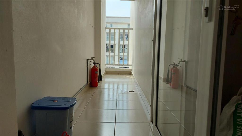 Bán gấp căn hộ sky center, 74m2, 2pn, 2wc, lầu cao, view hồ bơi, giá 5 tỷ 700 triệu,  0976 028 ***