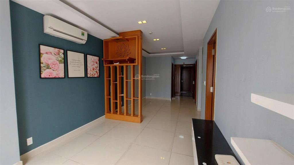 Bán gấp căn hộ sky center, 74m2, 2pn, 2wc, lầu cao, view hồ bơi, giá 5 tỷ 700 triệu,  0976 028 ***