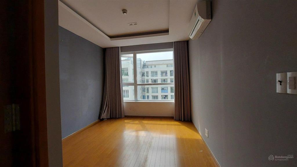 Bán gấp căn hộ sky center, 74m2, 2pn, 2wc, lầu cao, view hồ bơi, giá 5 tỷ 700 triệu,  0976 028 ***