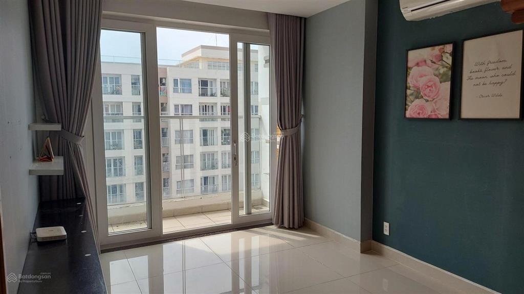 Bán gấp căn hộ sky center, 74m2, 2pn, 2wc, lầu cao, view hồ bơi, giá 5 tỷ 700 triệu,  0976 028 ***