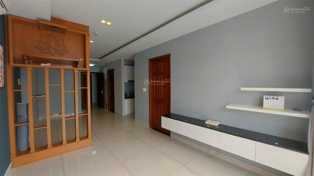 Bán gấp căn hộ sky center, 74m2, 2pn, 2wc, lầu cao, view hồ bơi, giá 5 tỷ 700 triệu,  0976 028 ***