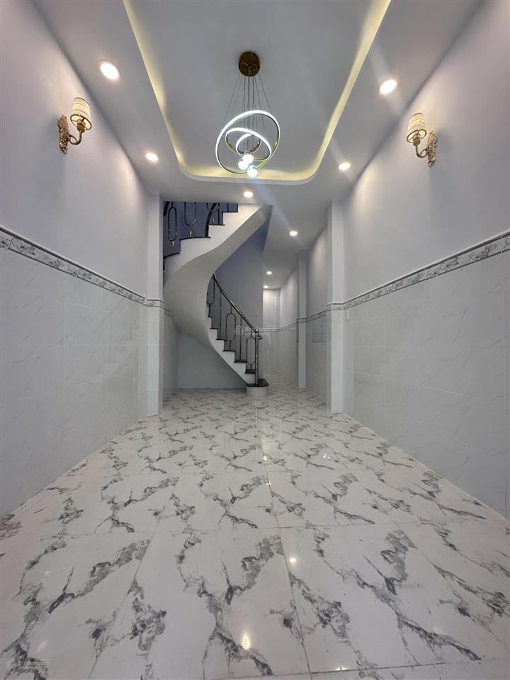 Nhà mới nở hậu  sân rộng để xe chỉ nhỉnh 4 tỷ lưu hữu phước q8