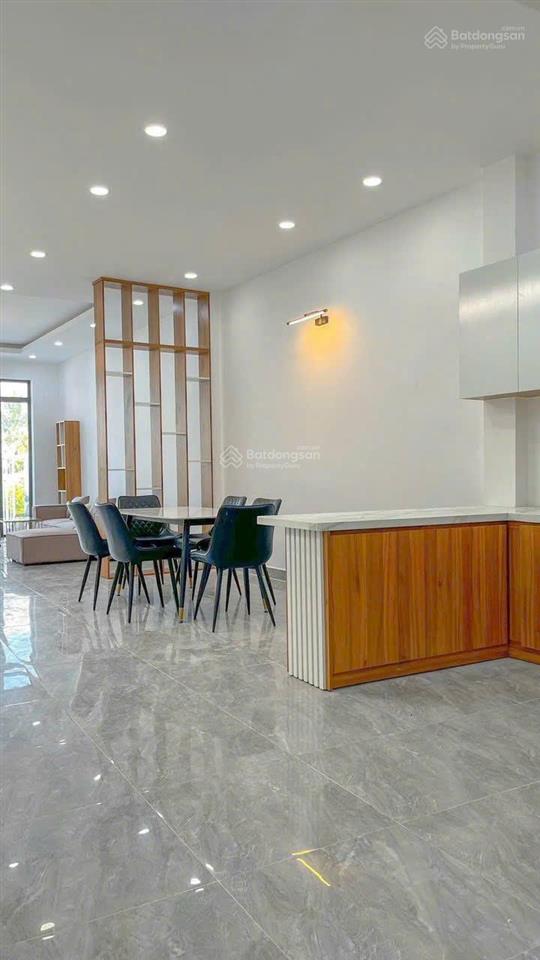Anh chị tìm nhà sổ riêng thổ cư tài chính 350tr thì xem căn này của em nhé, ngay chợ thạnh phú.