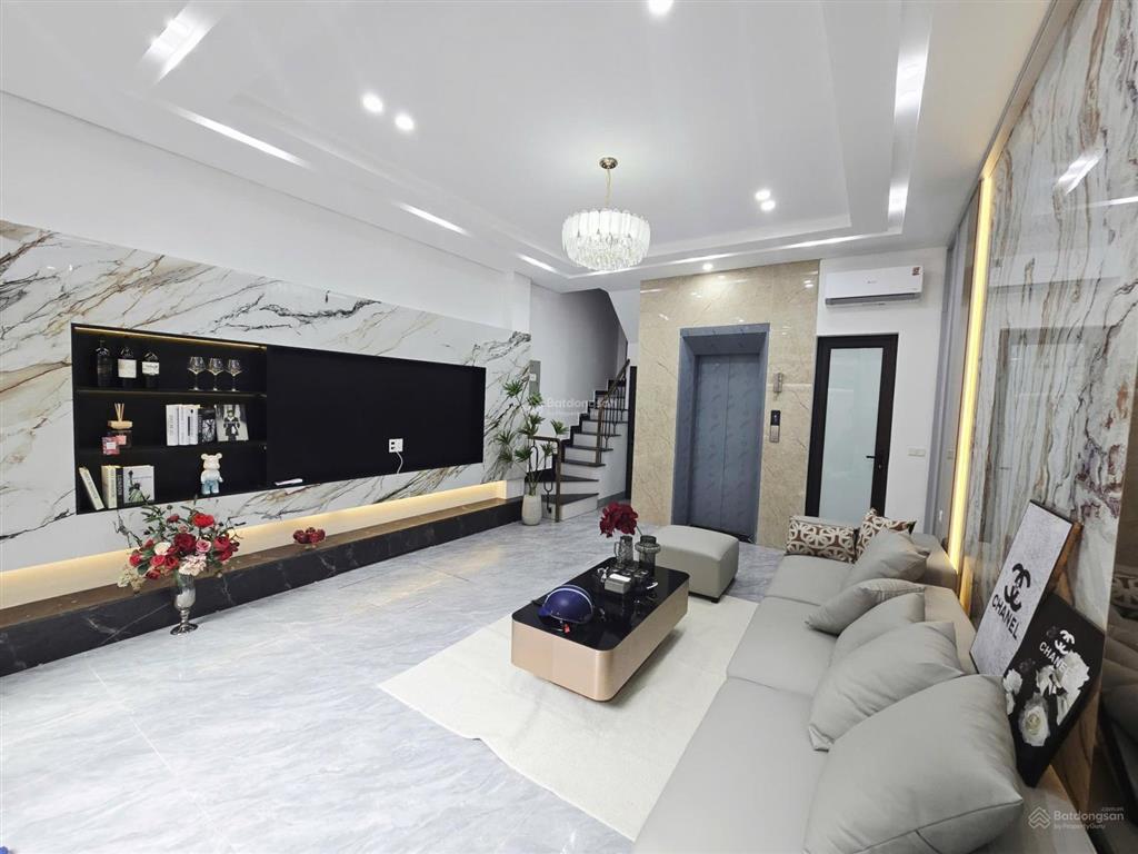 Bán nhà lô góc, trước mặt thoáng, 40m² 6 tầng, thang máy tại phố sơn tây ba đình