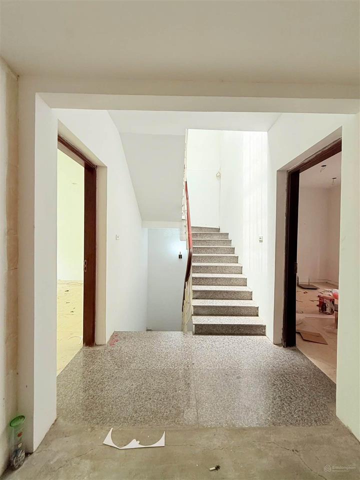 Trần bình  dt 105m2 4 tầng, mt 6.6m  trước nhà ô tô tránh, có vỉa hè  hơn 200 triệu/m2  hiếm