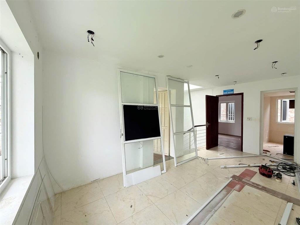 Trần bình  dt 105m2 4 tầng, mt 6.6m  trước nhà ô tô tránh, có vỉa hè  hơn 200 triệu/m2  hiếm