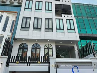 Nhà mt  11a trần quý khoách, p.tân định, q.1  dt 8m x 15m  kc hầm xe + 4 lầu, thang máy