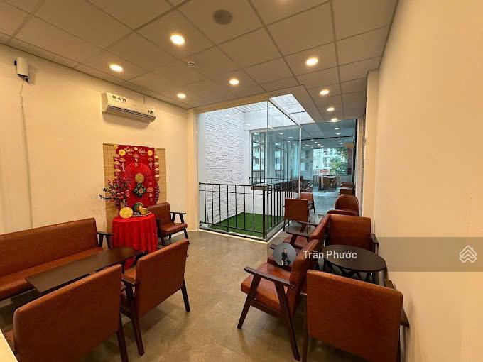 Nhà góc 2mt 51 nguyễn trãi, phường 2, quận 5. diện tích trệt 4mx17,8m. kết cấu trệt + 2 lầu