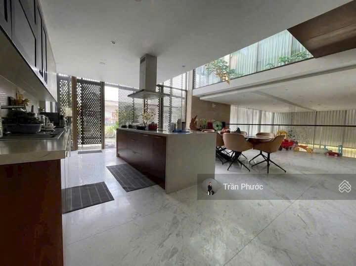 Biệt thự sân vườn số 70 nguyễn sỹ sách, p.15 q. tân bình dt 18 x 19m. kc 4 tầng + lửng, thang máy