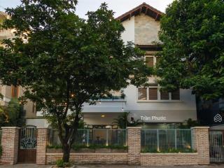 Biệt thự siêu đẹp đường hoa mai q. phú nhuận dt 16x18m 1 trệt 2 lầu sân vườn nhà mới đẹp