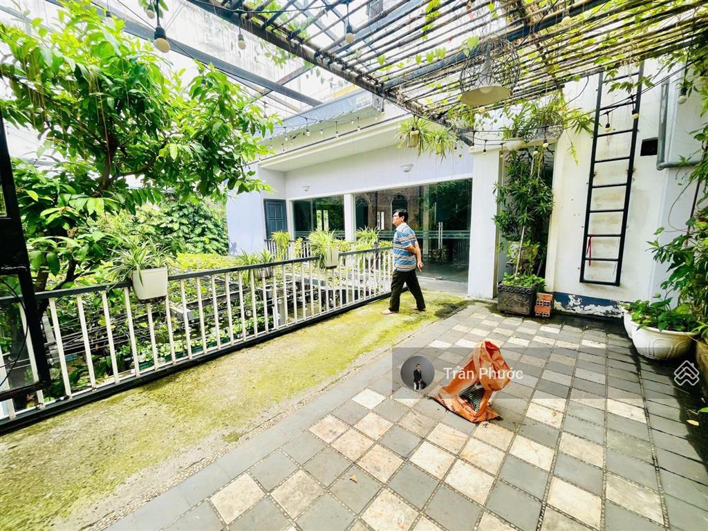 Cho thuê biệt thự sân vườn 28 trần cao vân p.12 q. pn dt 28x18m 1 trệt 1 lầu sân vườn sàn trống