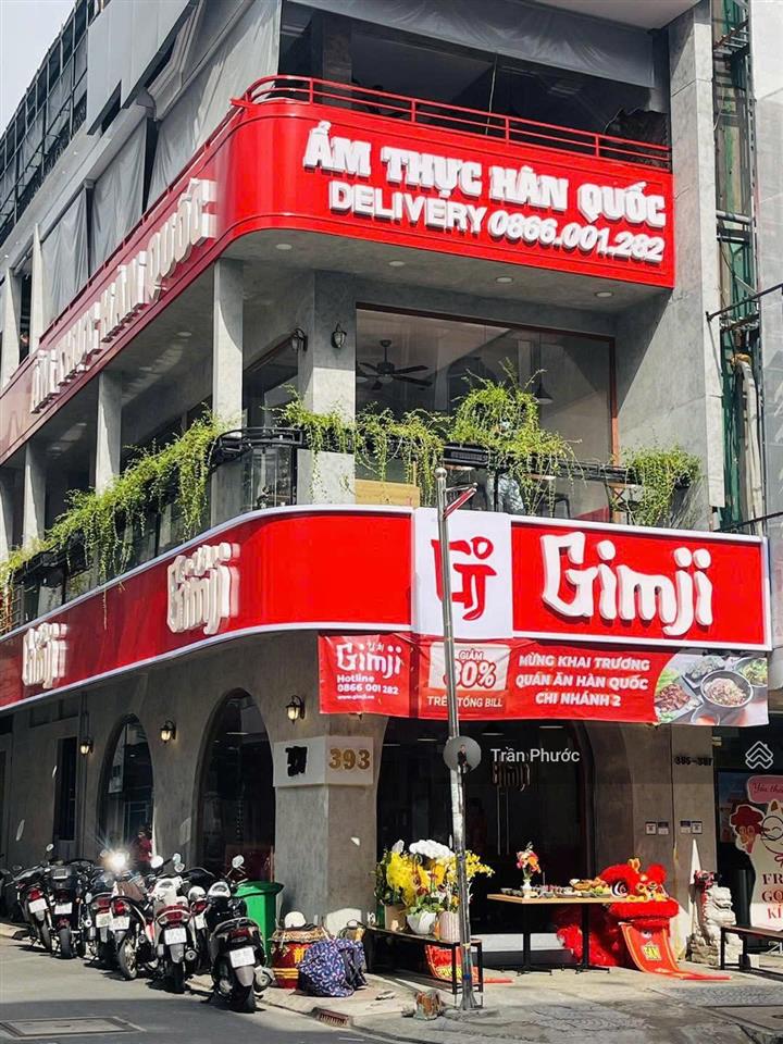 Cho thuê nhà góc 2mt 393 sư vạn hạnh, quận 10. dt 4.1x18m, 1 trệt 2 lầu trống suốt. giá 82 triệu
